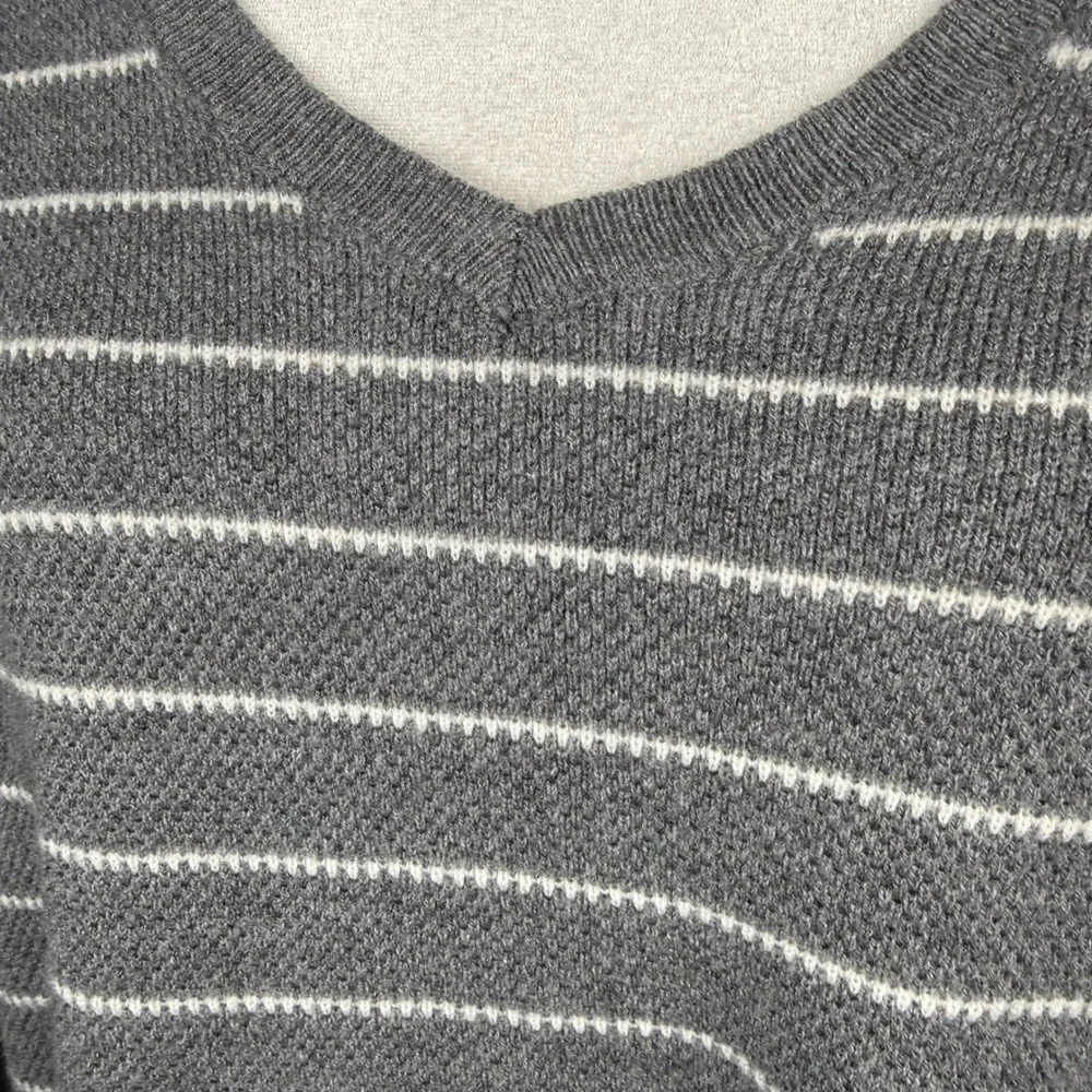 GAP Women's‎ Grey White Striped V Neck Long Sleeve Sweater Size L